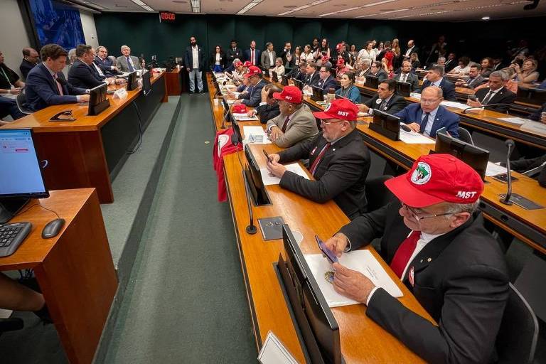 Deputados de esquerda sentaram na primeira fileira no plenário, todos de boné do MST