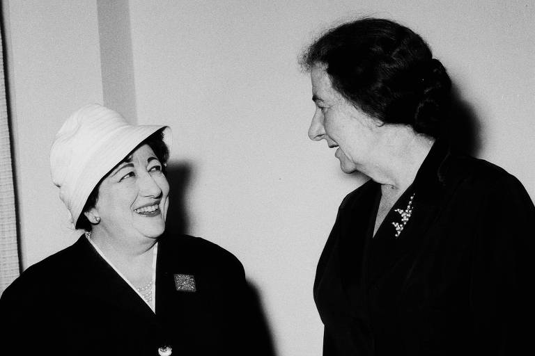 Odette de Carvalho e Souza (esq.), quando era embaixadora do Brasil em Tel Aviv, ao lado da então chanceler israelense Golda Meir, que mais tarde se tornaria primeira-ministra