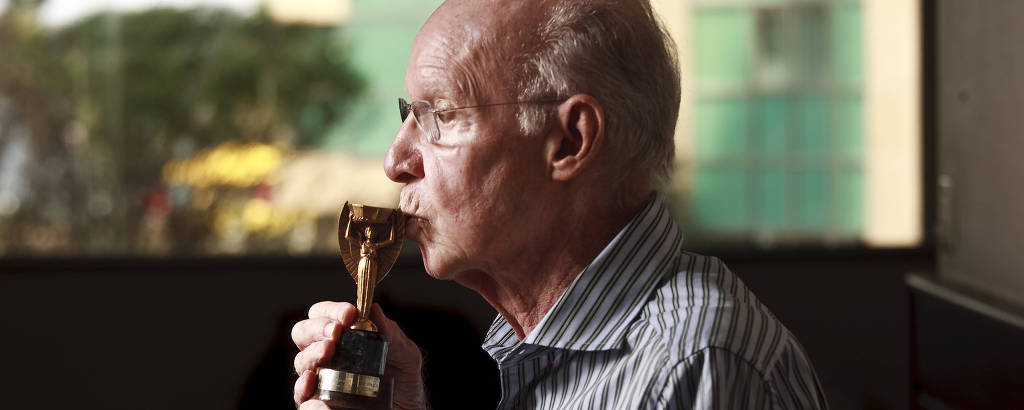 Zagallo beija réplica da taça Jules Rimet em sua casa, no Rio