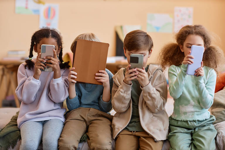 Projeto de banir celular nas escolas de SP esbarra na educação digitalizada de Tarcísio