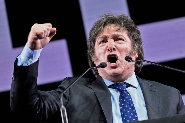 O candidato à Presidência da Argentina Javier Milei discursa em ato antes das primárias