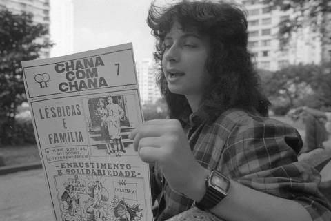 Rosely Roth lê jornal 'Chana com Chana'; ela defende a homossexualidade feminina. (São Paulo (SP), 01.06.1985. Foto: Luiz Carlos Murauskas/Folhapress. Negativo: 04493.1985)