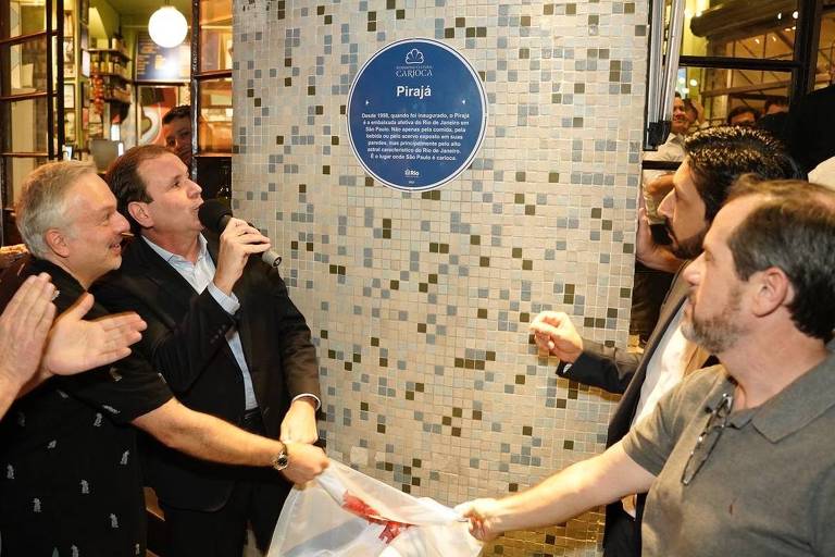 Eduardo Paes, com microfone, concede placa ao bar Pirajá como Patrimônio Cultural Carioca