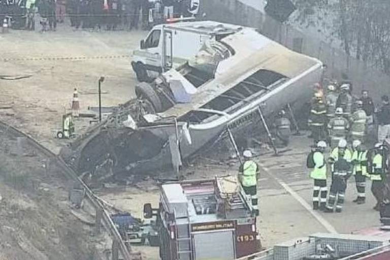 Ônibus com torcedores do Corinthians que capotou e deixou sete mortos na rodovia Fernão Dias, em Minas Gerais