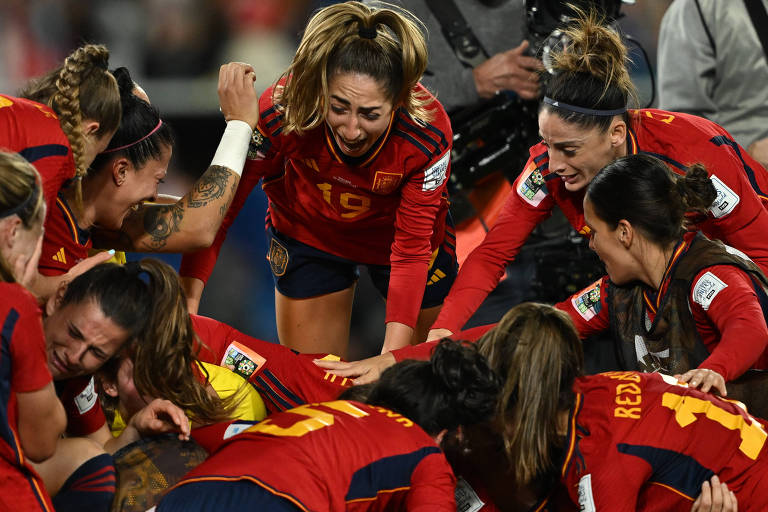 Jogadoras da Espanha festejam, amontoadas. a conquista da Copa do Mundo em Sydney, na Austrália