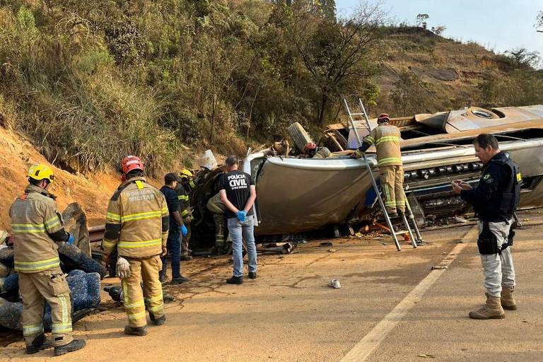 Ferragens do ônibus que transportava torcedores do Corinthians sendo removidas por bombeiros.