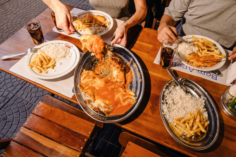 Parmegiana do Jhony's, famoso restaurante de São Paulo, que vem acompanhada de arroz e batata frita