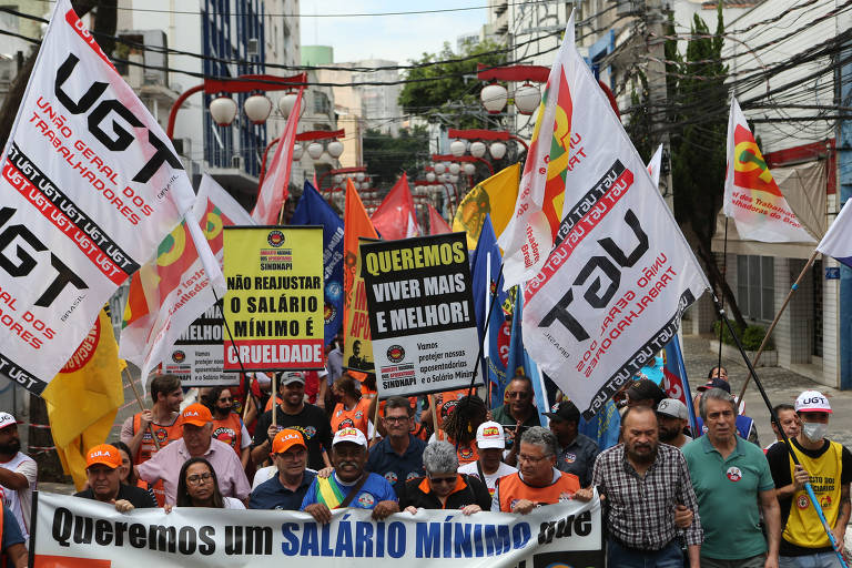 Centrais sindicais fazem passeata da sede do sindicato da Força Sindical até a sede do Sindicato Nacional dos Aposentados e Pecionistas e Idosos, na região central de São Paulo, em defesa do reajuste do salário mínimo e das aposentadorias e pensões.