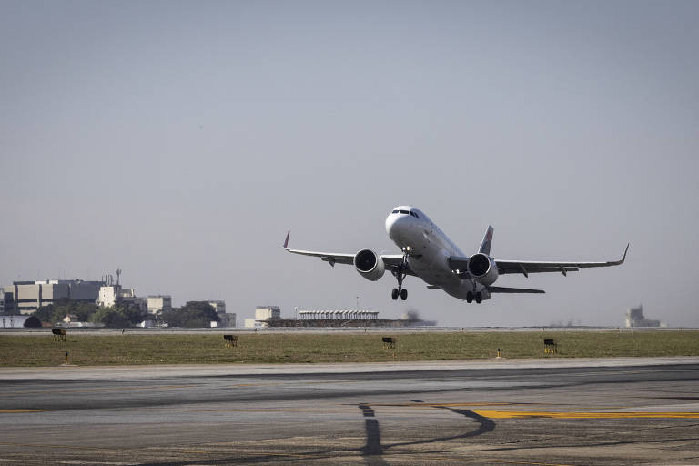 Avião levantando voo no aeroporto de Congonhas