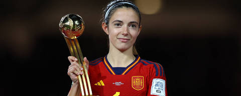 Soccer Football - FIFA Women's World Cup Australia and New Zealand 2023 - Final - Spain v England - Stadium Australia, Sydney, Australia - August 20, 2023  Spain's Aitana Bonmati as she poses with the FIFA golden ball award REUTERS/Hannah Mckay