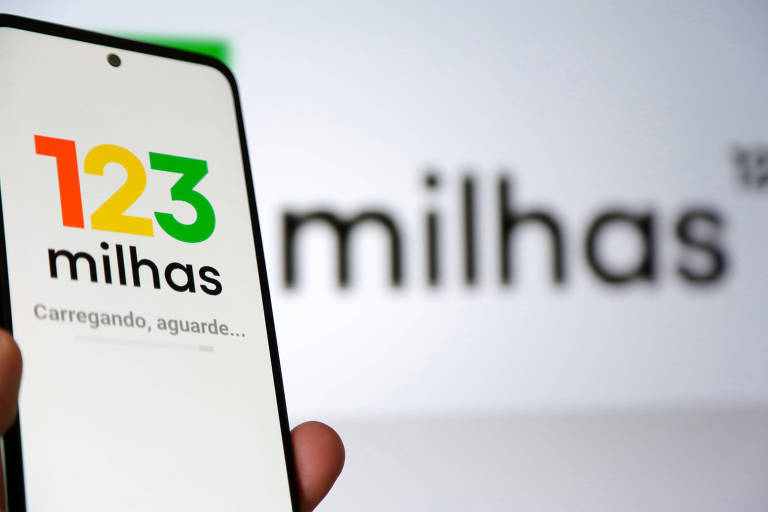 celular onde se lê na tela 123milhas