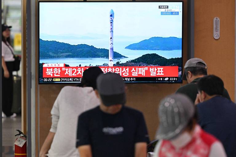 Televisão em estação de trem em Seul mostra imagens de arquivo para noticiar a nova tentativa da Coreia do Norte de lançamento de satélite