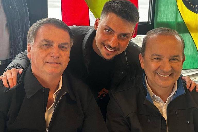 O ex-presidente Jair Bolsonaro (PL) em almoço com o filho 04, Jair Renan, e o governador de Santa Catarina, Jorginho Mello (PL)