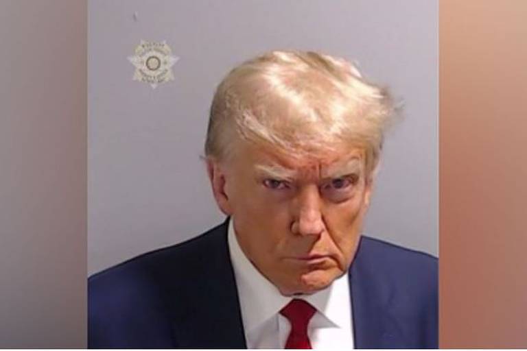 O ex-presidente dos EUA Donald Trump em foto tirada durante fichamento em cadeia de Atlanta, na Geórgia