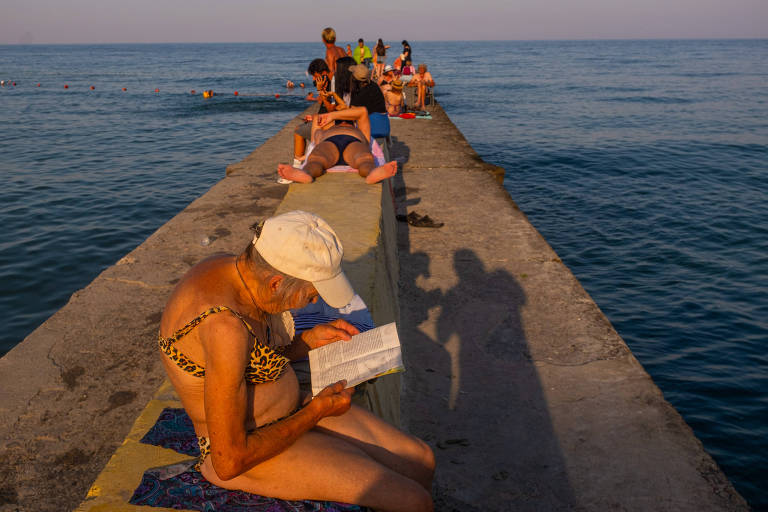 Moradores de Odessa aproveitam praia