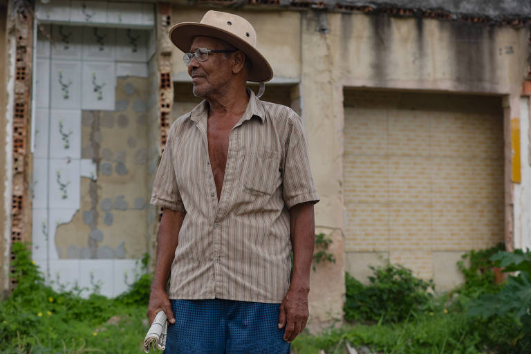 Domilson dos Santos, 84, teve a casa parcialmente demolida por causa da obra às margens do rio e diz que ainda não foi indenizado.