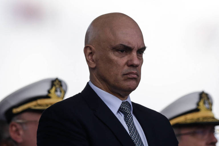 Moraes proíbe Mauro Cid de se comunicar com Bolsonaro e Michelle