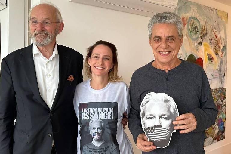 Chico Buarque recebe pai de Julian Assange no Rio