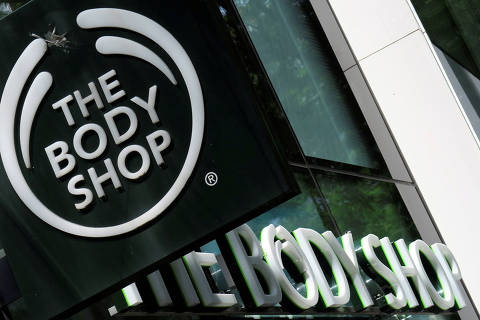 FILE PHOTO: The logo of British cosmetics and skin care company The Body Shop is seen outside a store in Vienna, Austria, June 4, 2016.    REUTERS/Leonhard Foeger/File Photo ORG XMIT: FW1