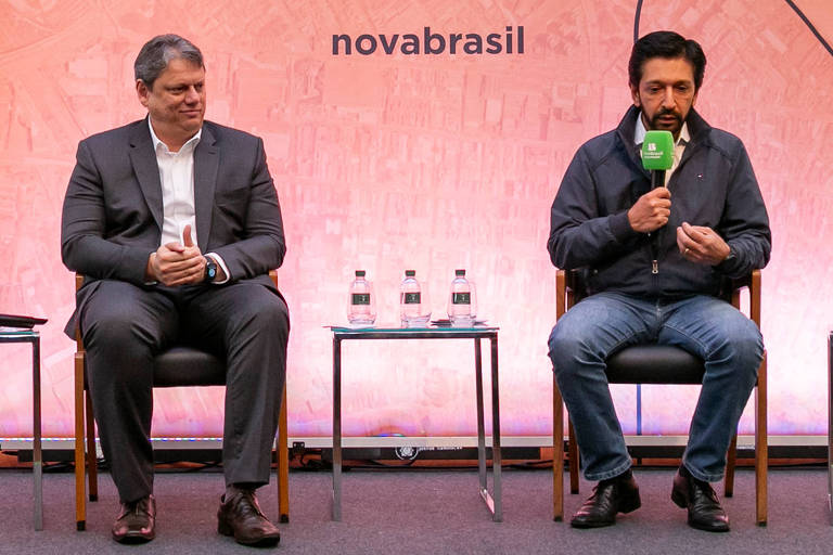 Tarcísio e o prefeito paulistano Ricardo Nunes, seu aliado, durante evento sobre o centro da capital