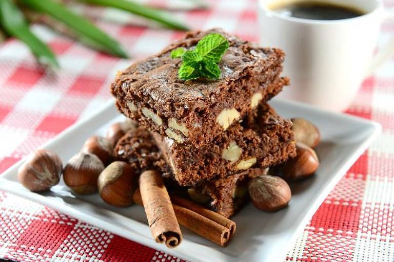 Brownie de chocolate com castanhas feito na airfryer