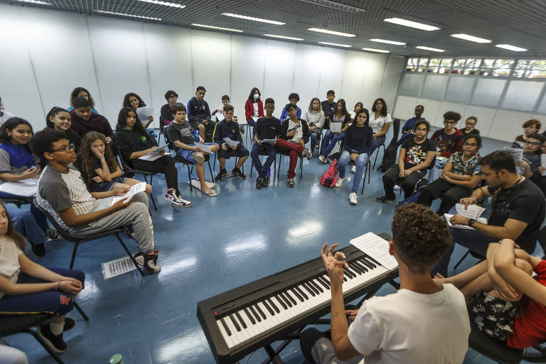 Alunos durante as aulas de canto no coral do Projeto Guri, no polo Penha, em São Paulo.