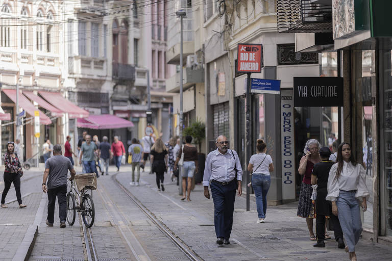 Movimento na rua Sete de Setembro, no centro do Rio de Janeiro