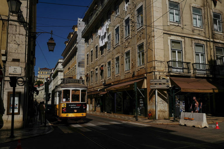 Um trem elétrico visto no centro de Lisboa