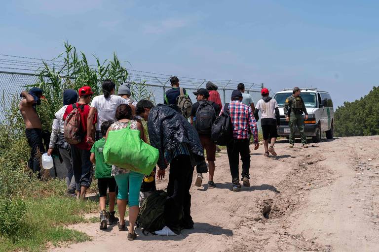 Grupo de imigrantes são conduzidos por patrulha de fronteira no Texas, no fim de agosto