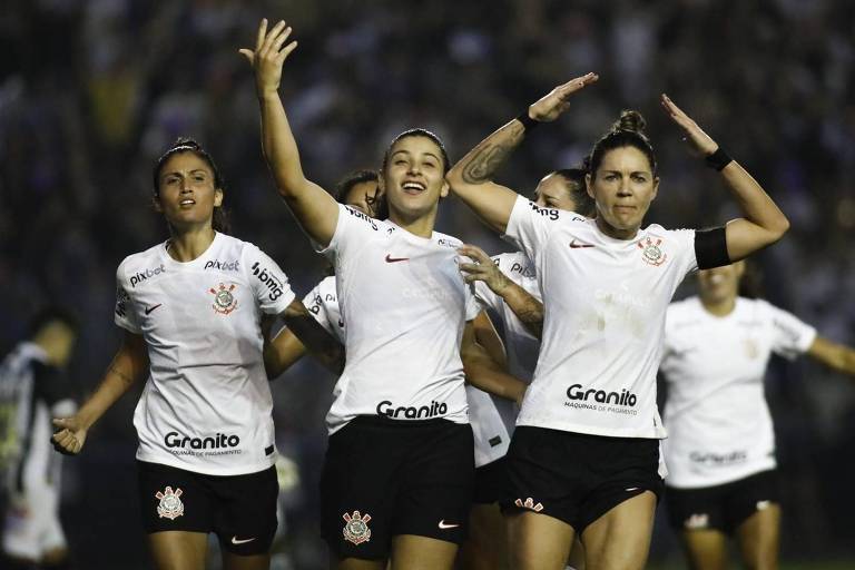 Jogadoras do Corinthians comemoram gol em vitória sobre o Santos