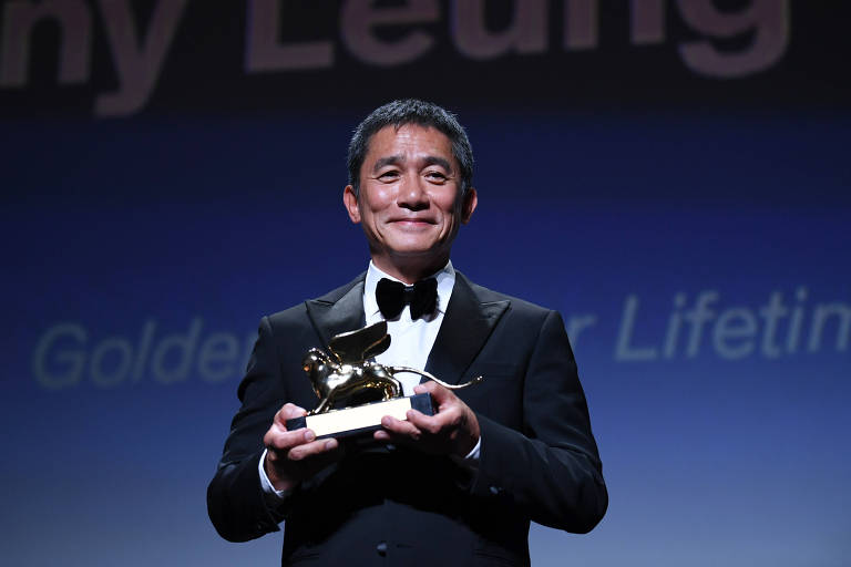 Tony Leung, de 'Amor à Flor da Pele', se emociona ao ser premiado em Veneza