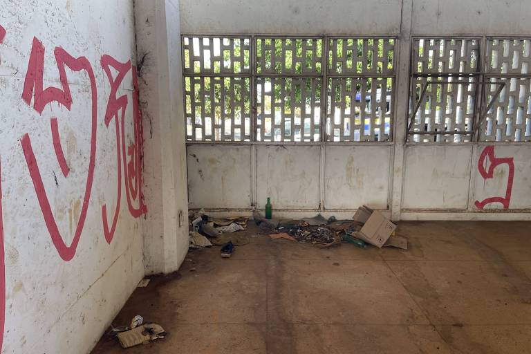 Estação de trem em Uberlândia sofre com pichações e lixo acumulado em seu interior