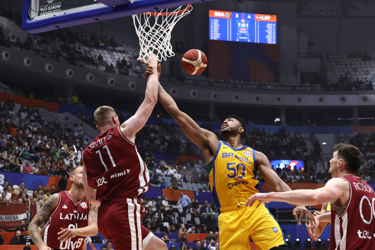 Bruno Caboclo disputa bola durante duelo entre Brasil e Letônia pela Copa do Mundo de Basquete.