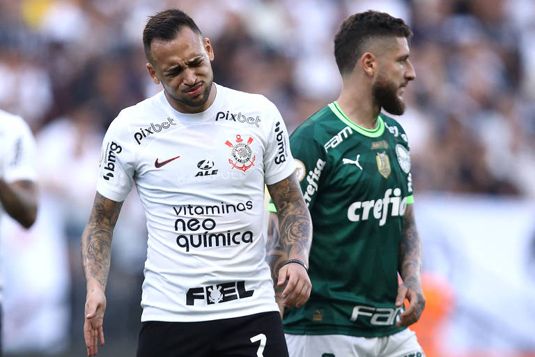 Maycon, do Corinthians, e jogador do Palmeiras durante partida pelo Campeonato Brasileiro, no Neo Quimica Arena