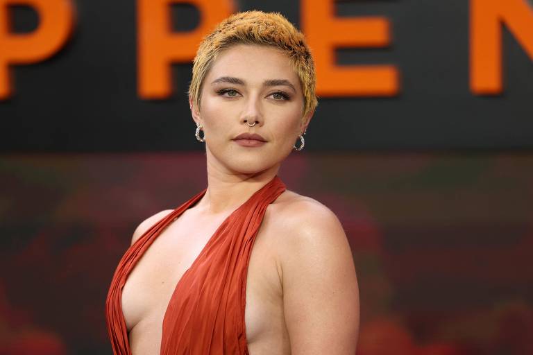 Florence Pugh é atingida por pulseira arremessada no palco durante a CCXP