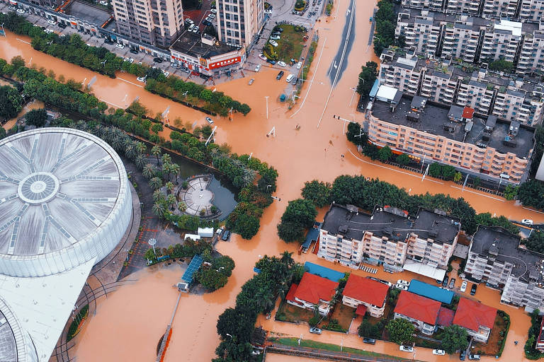 Ruas na região de Fuzhou alagadas após passagem do tufão Haikui