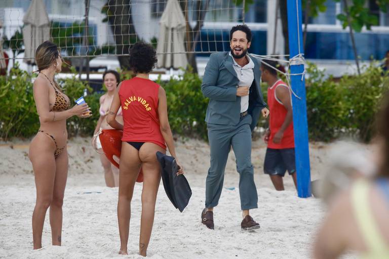 Rainer Cadete em dia de gravação de Terra e Paixão na praia