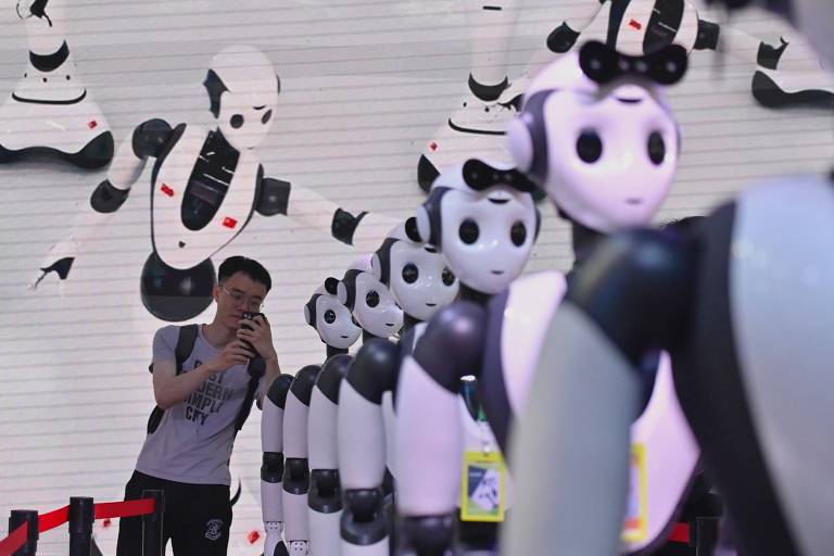 Fila com robôs em evento na China