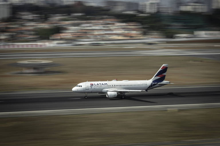 Latam processa aeroporto de Guarulhos por colisões com pássaros