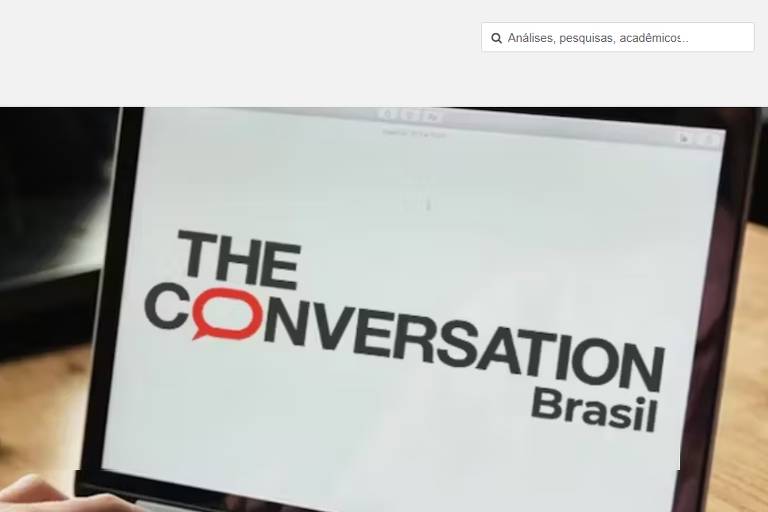 Tela de computador onde se lê "The Conversation Brasil"