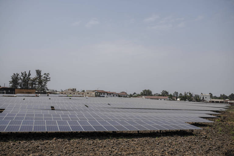 Planície desértica com diversos painéis fotovoltaicos instalados próximos ao chão