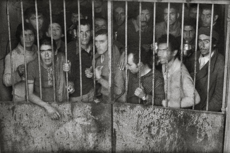 Presos políticos encarcerados no subsolo do Estádio Nacional, Santiago, Chile, 22/09/1973. Evandro Teixeira/Acervo IMS