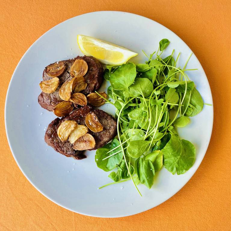 Filé-mignon com alho e salada de rúcula, receita de Marcos Nogueira, o Marcão