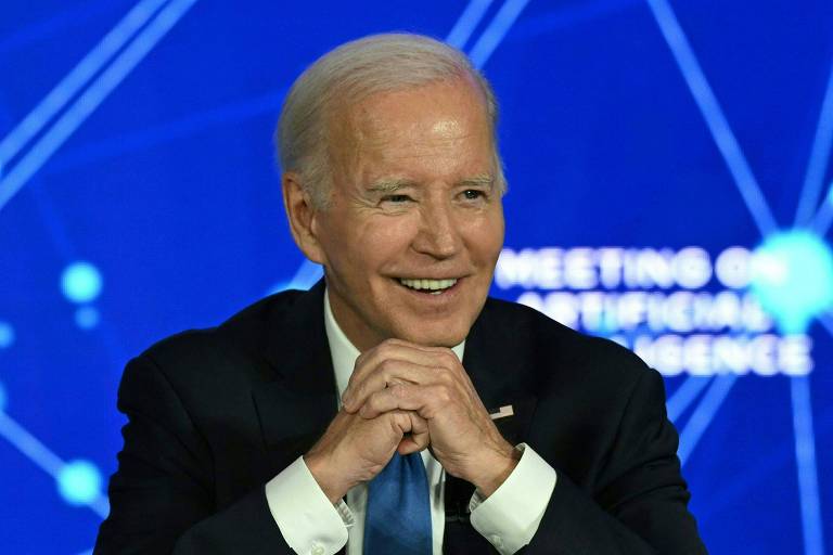 Joe Biden sorri durante debate sobre inteligência artificial nos Estados Unidos