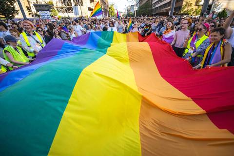 TOPSHOT - People deploy a huge rainbow flag during the annual Belgrade Pride march on September 9, 2023. (Photo by Andrej ISAKOVIC / AFP)