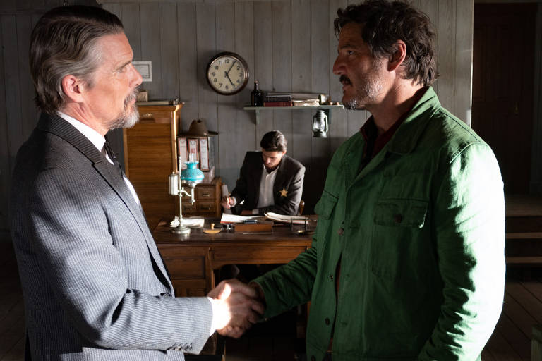 Ethan Hawke e Pedro Pascal em cena do filme "Estranha Forma de Vida", de Pedro Almodóvar