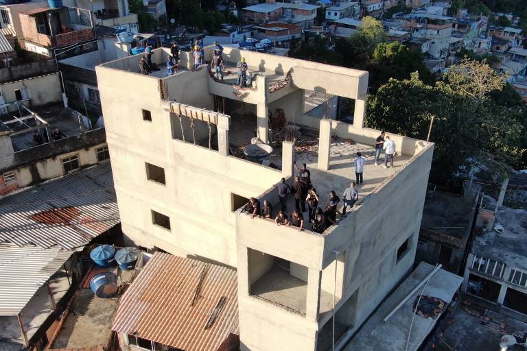 Construção imponente é mais alta que as demais no entorno