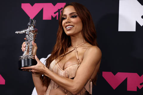 Anitta poses with the Best Latin Award for 'Funk Rave