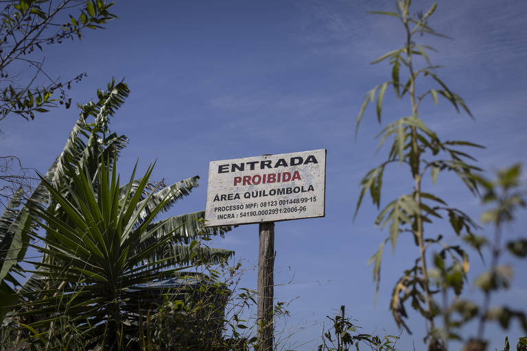 Placa avisa da área do Quilombo do Carmo, em São Roque, que está há 25 anos buscando sua titulação junto ao Incra; na região vivem 52 famílias descendentes dos escravos que trabalhavam na fazenda