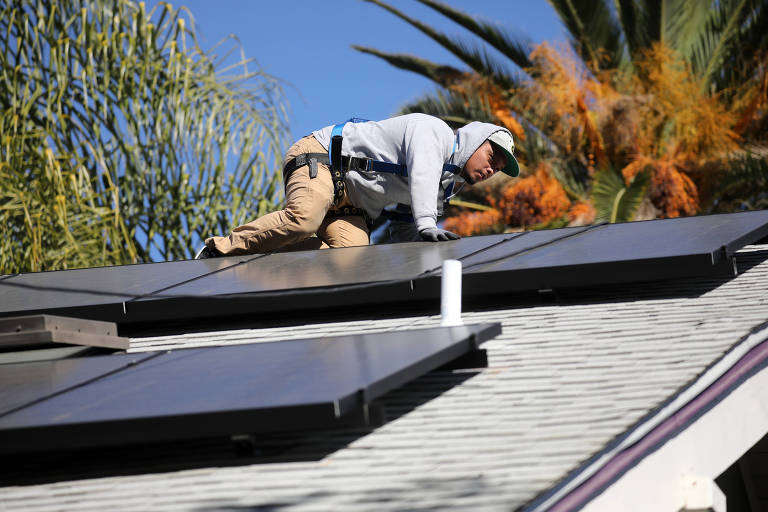 Painéis solares instalados em telhado de casa na Califórnia, nos EUA